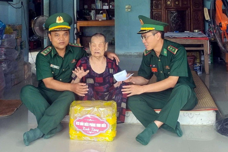 Ban Chỉ huy Bộ đội Biên phòng thành phố Huế thăm hỏi, tặng quà cho thân nhân liệt sĩ, các gia đình liệt sĩ, Anh hùng Lực lượng vũ trang nhân dân, gia đình chính sách, người có công với cách mạng. 2b22c269-eee3-46dd-bee5-c2093a6ab2ea.jpg