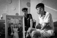 Một trong những người còn sống sót sau trận lũ quét lịch sử tháng 9/2024 tại Lào Cai nhận tận tay bức hình gia đình chưa từng tồn tại nhưng đã được phục dựng thành công.