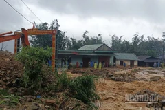 Lũ lớn gây sạt lở nghiêm trọng, chính quyền xã xã Đắk Plô đã di dời 26 hộ ở thôn Bung Tôn đến nơi ở an toàn.