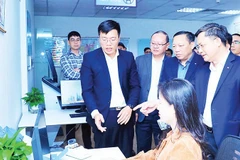 Lãnh đạo Hà Nội tham quan mô hình số hóa tại Trung tâm Phục vụ hành chính công thành phố. 