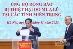 Thủ tướng Phạm Minh Chính quyên góp ủng hộ đồng bào bị thiệt hại bởi thiên tai, mưa lũ ở miền trung. (Ảnh: TRẦN HẢI)