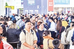 Chiều 4/1, lượng hành khách qua Cảng hàng không quốc tế Nội Bài tăng cao.