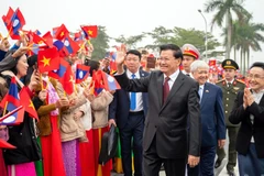 Lễ đón Tổng Bí thư Ban Chấp hành Trung ương Đảng Nhân dân cách mạng Lào, Chủ tịch nước Cộng hòa Dân chủ Nhân dân Lào Thongloun Sisoulith và Phu nhân tại sân bay quốc tế Nội Bài.