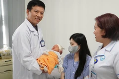 Bác sĩ, nhân viên y tế Bệnh viện đa khoa Vũng Tàu và sản phụ cùng em bé mới sinh.