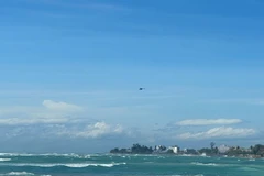 Trực thăng của Sư đoàn 372, Quân chủng Phòng không-Không quân tổ chức tìm kiếm 3 người mất tích trên vùng biển đặc khu Lý Sơn.