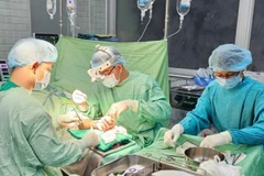 Ê-kíp bác sĩ Bệnh viện Chợ Rẫy trải qua ca phẫu thuật 12 tiếng. 