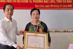 Đồng chí Hồ Thanh Thủy, Phó Bí thư Tỉnh ủy Cà Mau trao Huy hiệu 60 năm tuổi Đảng cho đồng chí Bùi Ngọc Phương - nguyên Hiệu trưởng Trường Trung học Y tế Bạc Liêu (nay thuộc tỉnh Cà Mau).