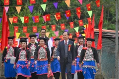 Đồng chí Tạ Văn Sơn, Bí thư Đảng ủy xã Mường Nhé chung vui cùng bà con dân tộc Si La ở bản Nậm Sin trong Lễ đón bằng công nhận di sản văn hóa phi vật thể quốc gia là Lễ mừng cơm mới của dân tộc Si La. (Ảnh: MAI GIÁP)