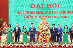 Lãnh đạo Trung ương Hội Nông dân Việt Nam tặng hoa chúc mừng Đại hội đại biểu Hội Nông dân tỉnh Điện Biên lần thứ 11.