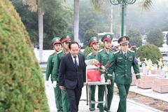 Các đồng chí lãnh đạo tỉnh Điện Biên, Quân khu 2 cùng cán bộ, chiến sĩ, nhân dân các dân tộc Điện Biên di chuyển hài cốt các liệt sĩ về Nghĩa trang liệt sĩ Tông Khao.