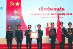 Đại tướng Phan Văn Giang trao Huân chương Lao động hạng Ba tặng MB. (Ảnh: mod.gov.vn)