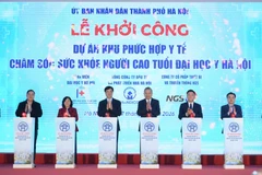 Tổng Bí thư Tô Lâm và các đại biểu thực hiện nghi thức khởi công xây dựng Khu phức hợp y tế - Chăm sóc sức khỏe người cao tuổi Đại học Y Hà Nội.