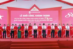 Các đại biểu thực hiện nghi thức khánh thành công trình Trạm biến áp 500kV Vĩnh Yên và đường dây đấu nối.