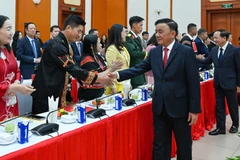 Đồng chí Trần Cẩm Tú, Ủy viên Bộ Chính trị, Thường trực Ban Bí thư với các Bí thư chi bộ xuất sắc toàn quốc năm 2026. (Ảnh: DUY LINH)