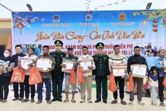 Đồn Biên phòng Tri Lễ phối hợp trao tặng quà cho đồng bào.