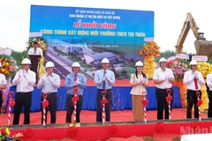 Các đại biểu thực hiện nghi thức khởi công dự án xây dựng Trường trung học cơ sở thị trấn Nhà Bè.