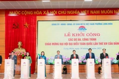 Các đại biểu thực hiện nghi lễ khởi công.