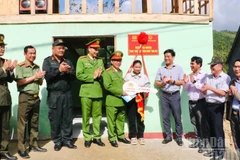 Nghi thức bàn giao nhà trong “Chiến dịch Quang Trung” cho hộ gia đình bà Đinh Thị Vôn, trú tại thôn Huy Măng, xã miền núi Sơn Tây.