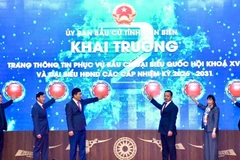 Đồng chí Vũ Hồng Thanh, Ủy viên Trung ương Đảng, Phó Chủ tịch Quốc hội (thứ ba từ trái sang) cùng các đồng chí lãnh đạo tỉnh Điện Biên thực hiện nghi thức ấn nút đưa Trang thông tin bầu cử tỉnh Điện Biên vào hoạt động.