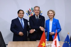 Thủ tướng Phạm Minh Chính làm việc với Thủ tướng Canada Mark Carney và Chủ tịch EU Ursula von der Leyen để thảo luận về định hướng tăng cường hợp tác thương mại, đầu tư giữa các nước thành viên CPTPP và EU. (Ảnh: VGP/Nhật Bắc)