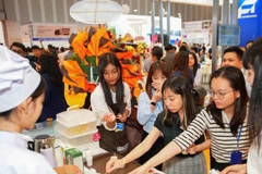 Khách hàng tham quan và dùng thử các sản phẩm thủy sản xuất khẩu tại Hội chợ Vietfish 2025. (Ảnh: THANH YẾN)