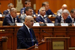 Thủ tướng Romania Ilie Bolojan phát biểu trước Quốc hội ở Bucharest ngày 23/6/2025. (Ảnh: THX/TTXVN) 