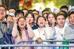 Niềm vui của người dân Hà Nội đón chào năm mới. (Ảnh: KHÁNH HÒA)