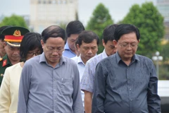 Đồng chí Hồ Quốc Dũng và đoàn công tác dâng hoa trước Tượng đài Bác Hồ với các dân tộc Tây Nguyên.