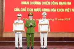 Thượng tướng Nguyễn Ngọc Lâm, Thứ trưởng Công an trao Huân chương Chiến công hạng Ba của Chủ tịch nước tặng hai cá nhân. 