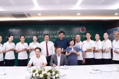 Đại diện Công ty Cổ phần thực phẩm dinh dưỡng Nutifood và Liên đoàn bóng chuyền Thành phố Hồ Chí Minh ký thỏa thuận tài trợ.