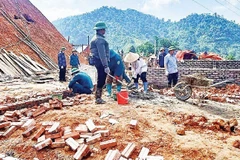 Được tỉnh Thái Nguyên đầu tư Khu tái định cư Liên Phương, xã Văn Lăng, người dân tiến hành làm nhà ở để ổn định cuộc sống lâu dài, tránh sạt lở.