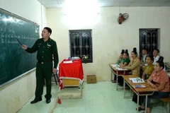 Thiếu tá Lò Văn Thoại, Đồn Biên phòng Nậm Lạnh, xã Sốp Cộp, tỉnh Sơn La và lớp học xóa mù chữ cho đồng bào dân tộc thiểu số.