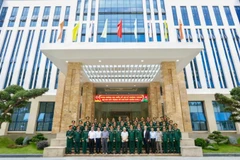 Đại biểu chụp ảnh lưu niệm tại Sở Chỉ huy Quân khu 7. 