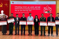 Trao hỗ trợ cho các tổ chức xã hội trên địa bàn. (Ảnh : THANH SƠN)
