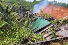 Ngôi nhà của chị Phạm Thị Thùy Trang bị đất đá, cây rừng vùi lấp. 