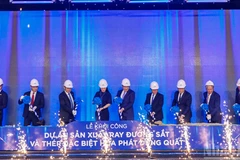 Lãnh đạo các bộ, ngành Trung ương, tỉnh Quảng Ngãi và Tập đoàn Hòa Phát thực hiện nghi thức khởi công dự án sản xuất ray đường sắt và thép đặc biệt Hòa Phát Dung Quất.