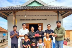 Bàn giao nhà Đại đoàn kết cho gia đình hộ nghèo ở buôn Khăm, xã Suối Trai, tỉnh Đắk Lắk. (Ảnh: MTTQ)