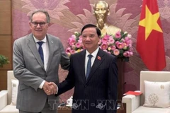 Phó Chủ tịch Quốc hội Nguyễn Khắc Định tiếp Thượng nghị sĩ Alain Cadec, Chủ tịch Nhóm Nghị sĩ hữu nghị Pháp-Việt, Phó Chủ tịch Ủy ban các vấn châu Âu của Thượng viện Pháp. (Ảnh: Diệp Trương/TTXVN) 