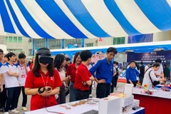 Học sinh, sinh viên trải nghiệm công nghệ thực tế ảo tại Lễ phát động phong trào “Cả nước thi đua đổi mới sáng tạo và chuyển đổi số” diễn ra vào tháng 4/2025 tại Học viện Công nghệ Bưu chính viễn thông. (Ảnh: HIỆP ĐỨC)
