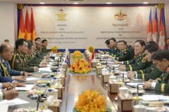 Chiều 3/6, tại Thủ đô Phnom Penh, Campuchia, Đại tướng Vong Pisen, Tổng Tư lệnh Quân đội Hoàng gia Campuchia đón Đại tướng Nguyễn Tân Cương, Ủy viên Trung ương Đảng, Ủy viên Thường vụ Quân ủy Trung ương, Tổng Tham mưu trưởng Quân đội nhân dân Việt Nam, Thứ trưởng Quốc phòng cùng Đoàn đại biểu cấp cao Quân đội nhân dân Việt Nam.