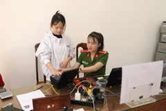 Công an xã Dray Bhăng, huyện Cư Kuin (Đắk Lắk) lăn dấu vân tay làm căn cước cho người dân địa phương.