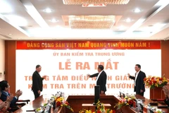 Các đồng chí lãnh đạo ấn nút khai trương Trung tâm điều hành giám sát, kiểm tra trên môi trường số của toàn ngành Kiểm tra Đảng.