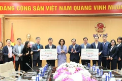 Bộ Y tế tiếp nhận số hóa chất khử khuẩn nước do Tập đoàn Hóa chất Việt Nam trao tặng để hỗ trợ vùng lũ. 