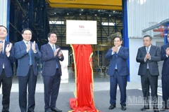 Thủ tướng Phạm Minh Chính và các đồng chí lãnh đạo thực hiện nghi thức gắn biển công trình tiêu biểu dự án nhà máy điện khí LNG Nhơn Trạch 3 và Nhơn Trạch 4 chào mừng Đại hội Đảng toàn quốc XIV. (Ảnh: Thanh Giang)