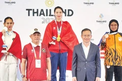 Võ sĩ karatedo Đinh Thị Hương bảo vệ thành công huy chương Vàng nội dung kumite hạng cân -68kg nữ.