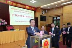 Các đại biểu Hội đồng nhân dân tỉnh Thanh Hóa khóa XVIII thực hiện bầu cử.