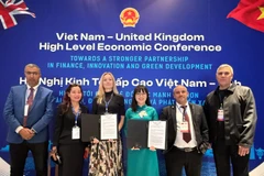 Bà Nguyễn Thị Minh Hằng - Chủ tịch hội đồng quản trị, Tổng Giám đốc Công ty Cổ phần Tập đoàn MHGROUP (áo dài xanh), bà Lene Nielsen - Giám đốc điều hành Greenspace Ltd (thứ tư từ phải sang) và ông Bassam Tabajah (thứ hai từ phải sang) - Chủ tịch Hội đồng Doanh nhân Ả Rập, chụp ảnh kỷ niệm tại lễ ký kết. 