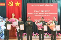 Thiếu tướng Nguyễn Văn Thiện, Phó Tư lệnh Bộ đội Biên phòng trao thưởng cho các tập thể trong Chuyên án SL126.