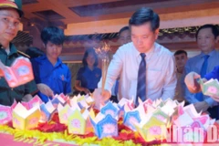 Ủy viên dự khuyết Trung ương Đảng, Bí thư Tỉnh ủy Quảng Trị Nguyễn Long Hải thả hoa đăng tri ân các Anh hùng liệt sĩ.