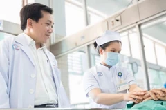 Bác sĩ Bệnh viện Chợ Rẫy thăm khám bệnh nhân sau ca cấp cứu lấy dị vật ra ngoài. (Ảnh: Bệnh viện cung cấp).